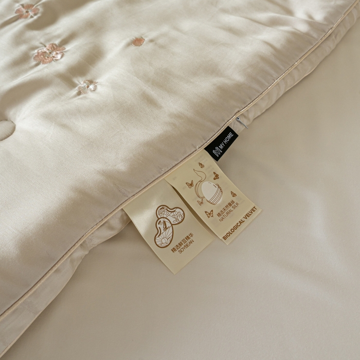 91家纺网 家纺一手货源 找家纺 麦肯锡 2025寐颜新款刺绣天丝棉提花四季被-蝶漾 灰色