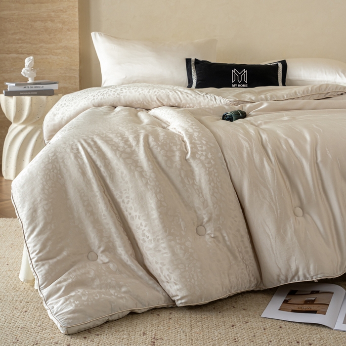 91家纺网 家纺一手货源 找家纺 麦肯锡 2025寐颜新款刺绣天丝棉提花四季被-蝶漾 灰色