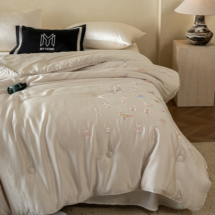 91家纺网 家纺一手货源 找家纺 麦肯锡 2025寐颜新款刺绣天丝棉提花四季被-蝶漾 灰色