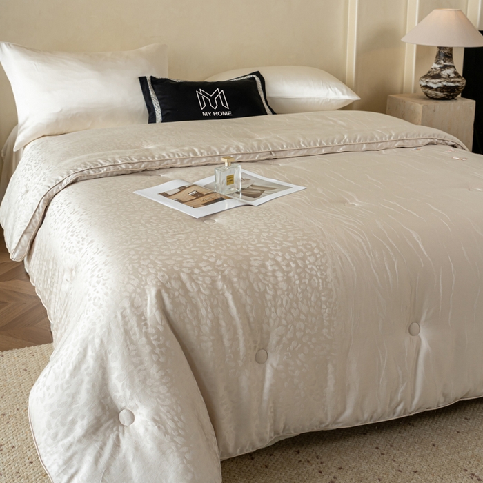 91家纺网 家纺一手货源 找家纺 麦肯锡 2025寐颜新款刺绣天丝棉提花四季被-蝶漾 灰色