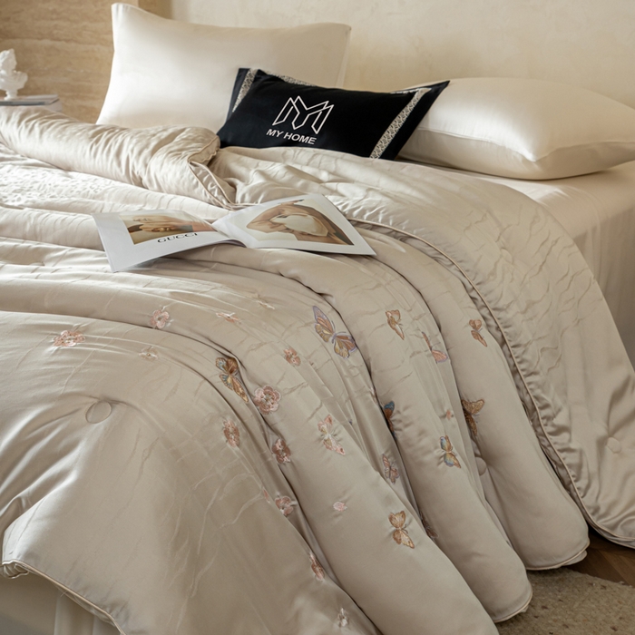 91家纺网 家纺一手货源 找家纺 麦肯锡 2025寐颜新款刺绣天丝棉提花四季被-蝶漾 灰色