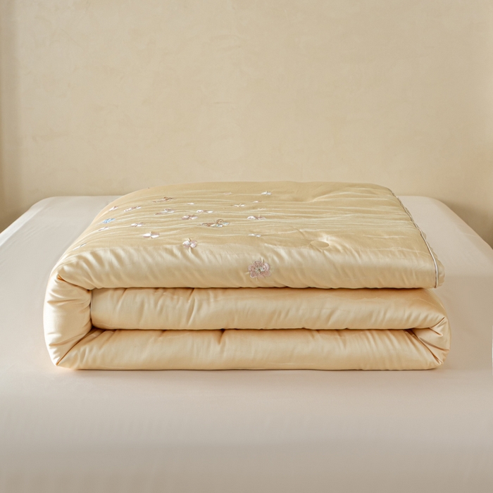 91家纺网 家纺一手货源 找家纺 麦肯锡 2025寐颜新款刺绣天丝棉提花四季被-蝶漾 金色