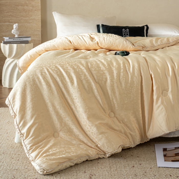 91家纺网 家纺一手货源 找家纺 麦肯锡 2025寐颜新款刺绣天丝棉提花四季被-蝶漾 金色