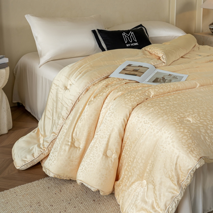 91家纺网 家纺一手货源 找家纺 麦肯锡 2025寐颜新款刺绣天丝棉提花四季被-蝶漾 金色