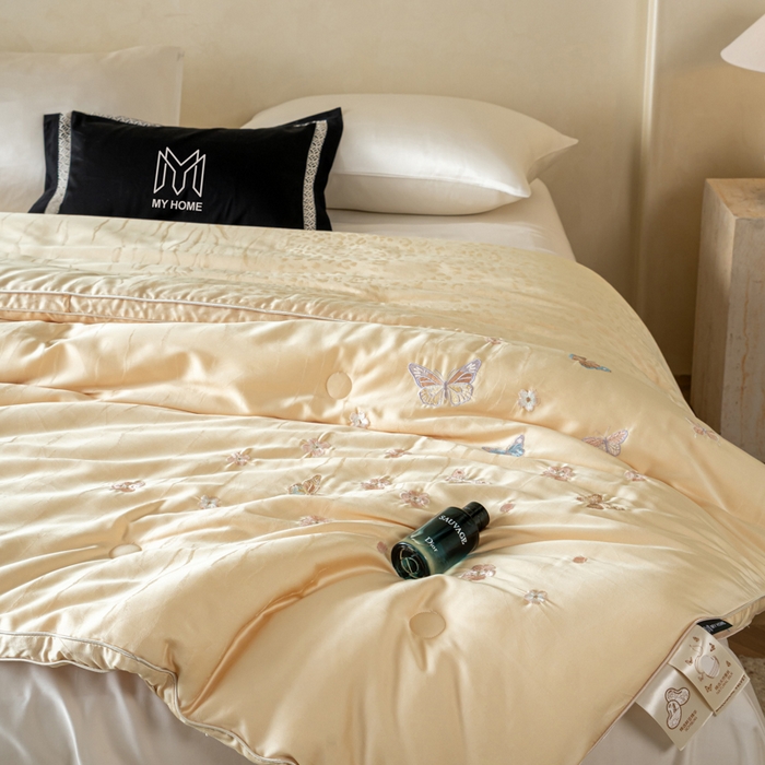 91家纺网 家纺一手货源 找家纺 麦肯锡 2025寐颜新款刺绣天丝棉提花四季被-蝶漾 金色