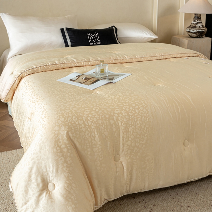 91家纺网 家纺一手货源 找家纺 麦肯锡 2025寐颜新款刺绣天丝棉提花四季被-蝶漾 金色