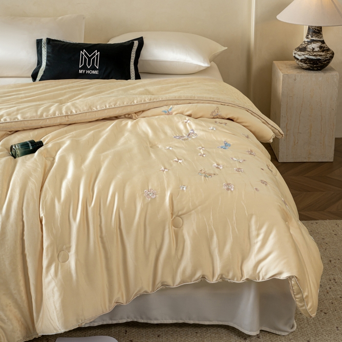 91家纺网 家纺一手货源 找家纺 麦肯锡 2025寐颜新款刺绣天丝棉提花四季被-蝶漾 金色