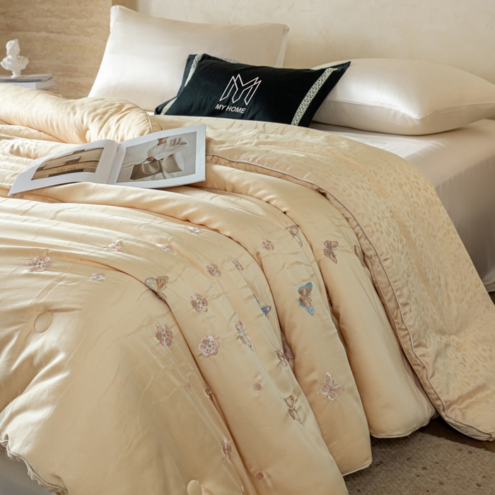 91家纺网 家纺一手货源 找家纺 麦肯锡 2025寐颜新款刺绣天丝棉提花四季被-蝶漾 金色