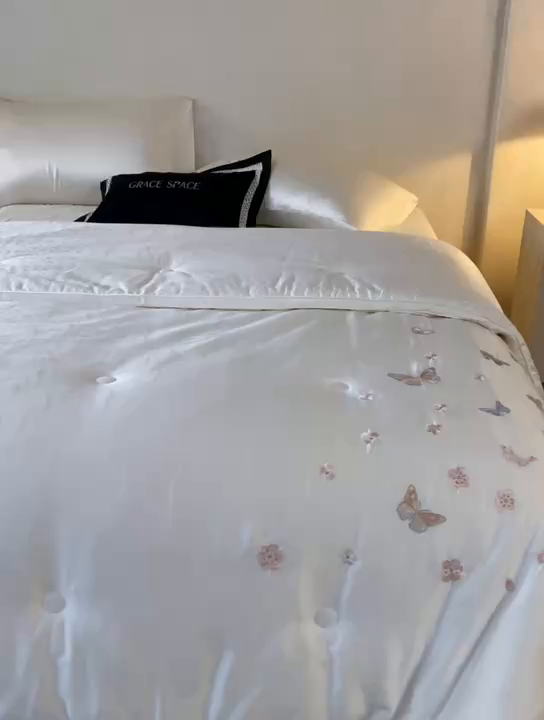 91家纺网 家纺一手货源 找家纺 麦肯锡 2025寐颜新款刺绣天丝棉提花四季被-蝶漾 本白