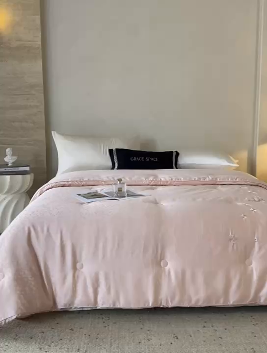 91家纺网 家纺一手货源 找家纺 麦肯锡 2025寐颜新款刺绣天丝棉提花四季被-蝶漾 粉色