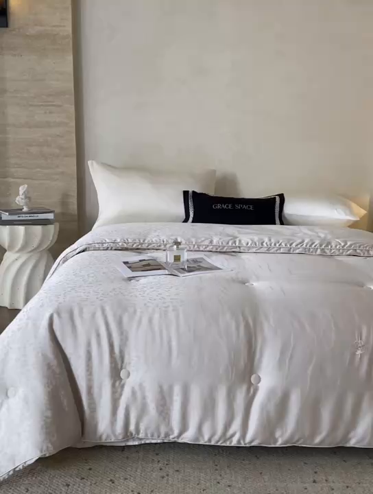 91家纺网 家纺一手货源 找家纺 麦肯锡 2025寐颜新款刺绣天丝棉提花四季被-蝶漾 灰色