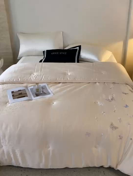 91家纺网 家纺一手货源 找家纺 麦肯锡 2025寐颜新款刺绣天丝棉提花四季被-蝶漾 金色