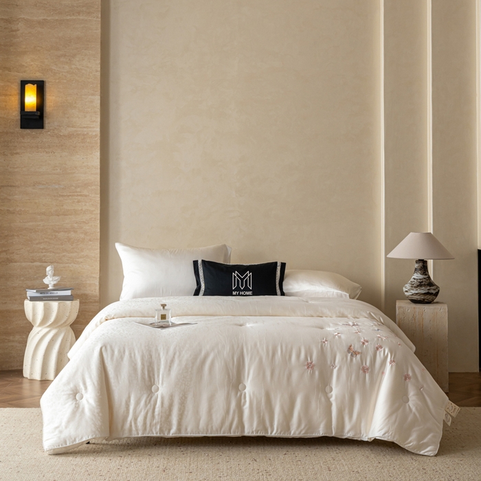 91家纺网 家纺一手货源 找家纺 （总）麦肯锡 2025寐颜新款刺绣天丝棉提花四季被-蝶漾