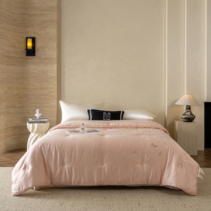 91家纺网 家纺一手货源 找家纺 （总）麦肯锡 2025寐颜新款刺绣天丝棉提花四季被-蝶漾