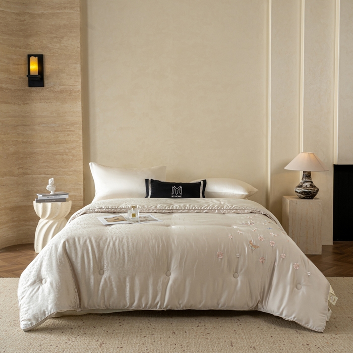 91家纺网 家纺一手货源 找家纺 （总）麦肯锡 2025寐颜新款刺绣天丝棉提花四季被-蝶漾