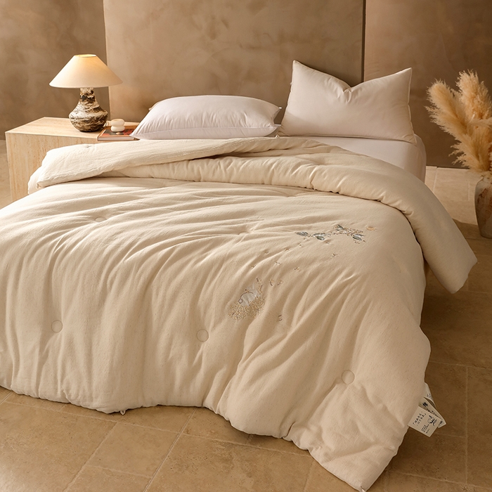 91家纺网 家纺一手货源 找家纺 麦肯锡 2025新款绣花棉麻新疆棉花四季被-花好月圆 本色