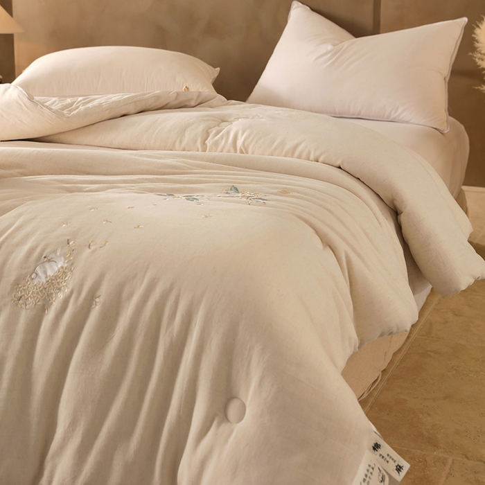 91家纺网 家纺一手货源 找家纺 麦肯锡 2025新款绣花棉麻新疆棉花四季被-花好月圆 本色