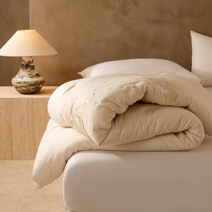 91家纺网 家纺一手货源 找家纺 麦肯锡 2025新款绣花棉麻新疆棉花四季被-花好月圆 本色