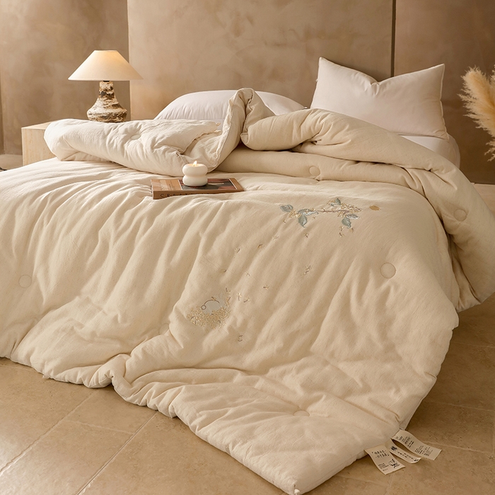 91家纺网 家纺一手货源 找家纺 麦肯锡 2025新款绣花棉麻新疆棉花四季被-花好月圆 本色