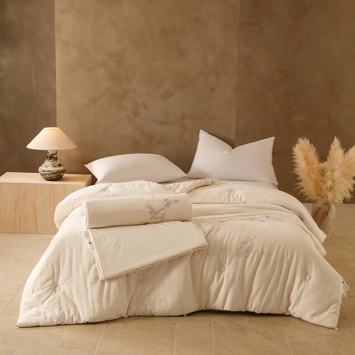 91家纺网 家纺一手货源 找家纺 麦肯锡 2025新款绣花棉麻新疆棉花四季被-花好月圆 本色