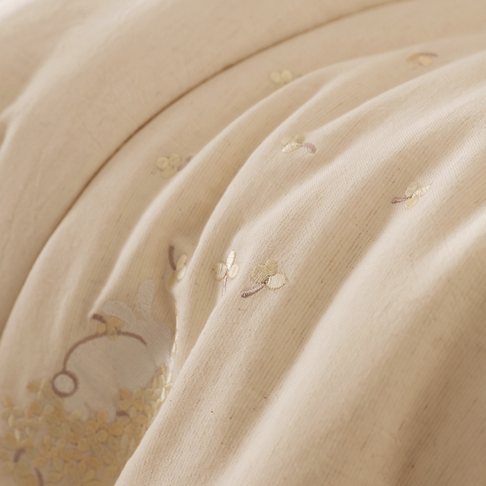 91家纺网 家纺一手货源 找家纺 麦肯锡 2025新款绣花棉麻新疆棉花四季被-花好月圆 本色