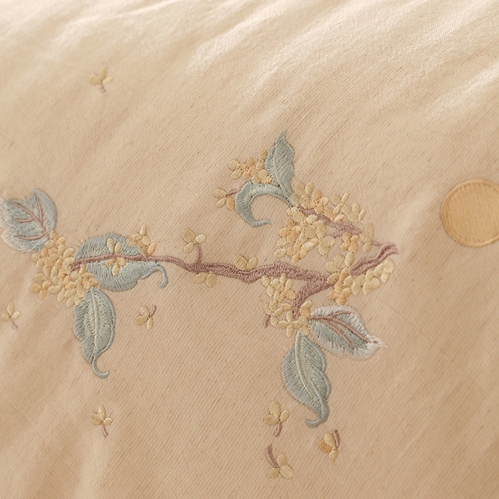 91家纺网 家纺一手货源 找家纺 麦肯锡 2025新款绣花棉麻新疆棉花四季被-花好月圆 本色