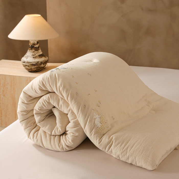 91家纺网 家纺一手货源 找家纺 麦肯锡 2025新款绣花棉麻新疆棉花四季被-花好月圆 本色