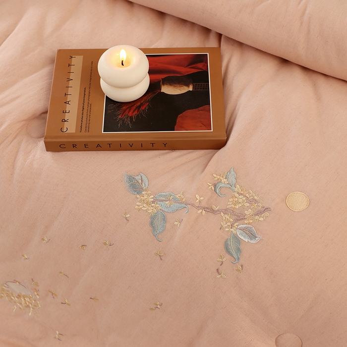 91家纺网 家纺一手货源 找家纺 麦肯锡 2025新款绣花棉麻新疆棉花四季被-花好月圆 粉色