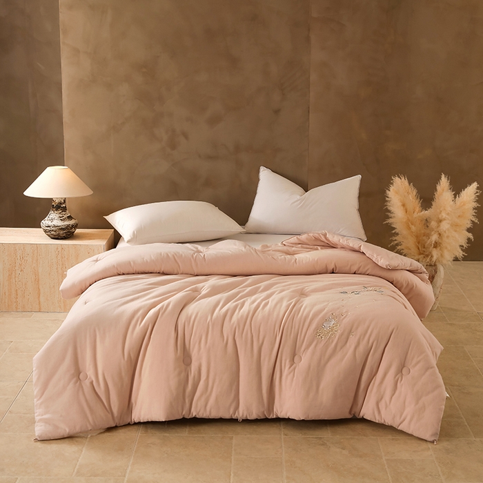 麦肯锡 2025新款绣花棉麻新疆棉花四季被-花好月圆 粉色