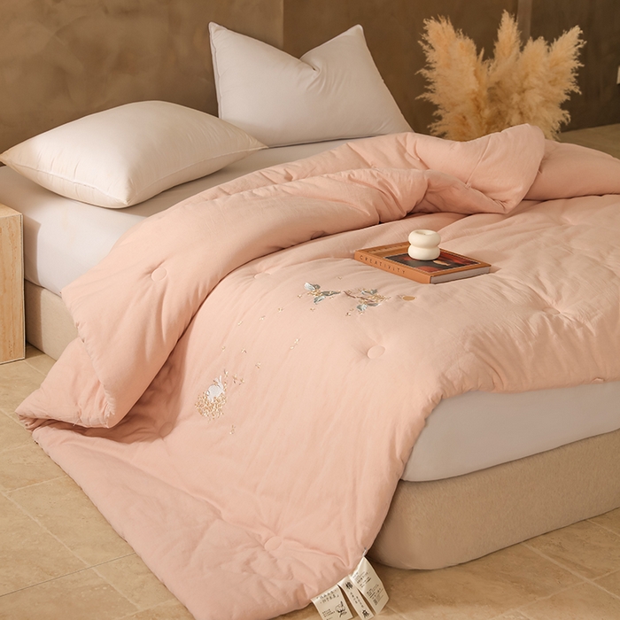 91家纺网 家纺一手货源 找家纺 麦肯锡 2025新款绣花棉麻新疆棉花四季被-花好月圆 粉色