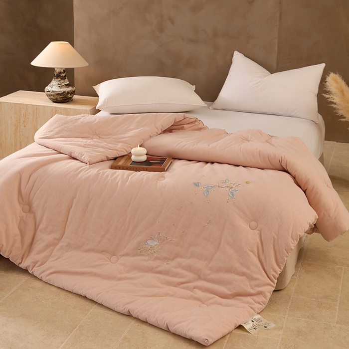 91家纺网 家纺一手货源 找家纺 麦肯锡 2025新款绣花棉麻新疆棉花四季被-花好月圆 粉色