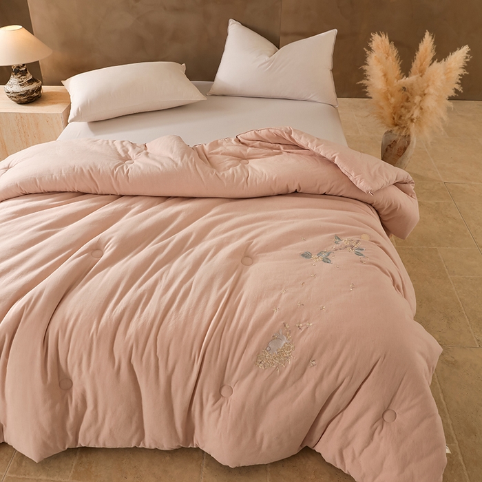 91家纺网 家纺一手货源 找家纺 麦肯锡 2025新款绣花棉麻新疆棉花四季被-花好月圆 粉色