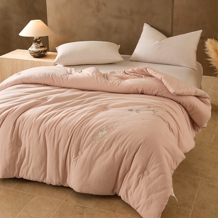 91家纺网 家纺一手货源 找家纺 麦肯锡 2025新款绣花棉麻新疆棉花四季被-花好月圆 粉色