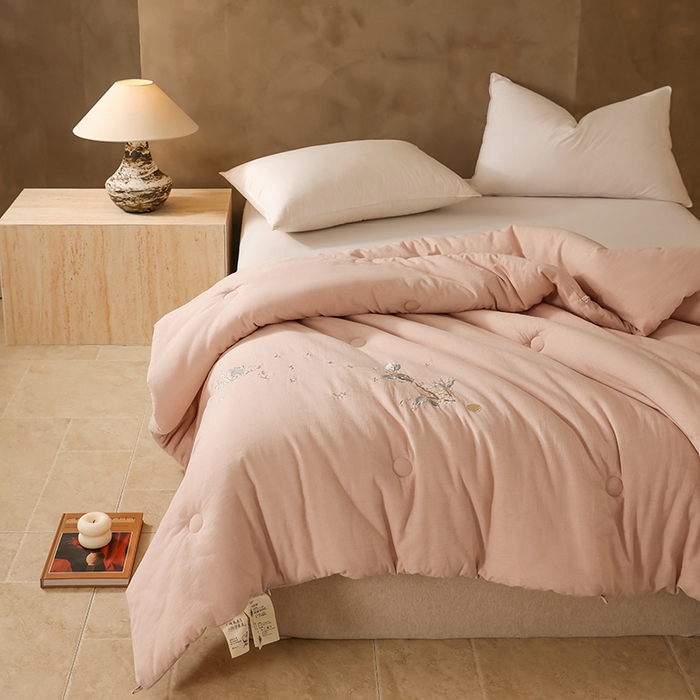 91家纺网 家纺一手货源 找家纺 麦肯锡 2025新款绣花棉麻新疆棉花四季被-花好月圆 粉色