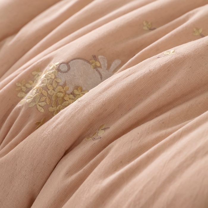 91家纺网 家纺一手货源 找家纺 麦肯锡 2025新款绣花棉麻新疆棉花四季被-花好月圆 粉色