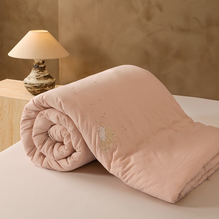 91家纺网 家纺一手货源 找家纺 麦肯锡 2025新款绣花棉麻新疆棉花四季被-花好月圆 粉色