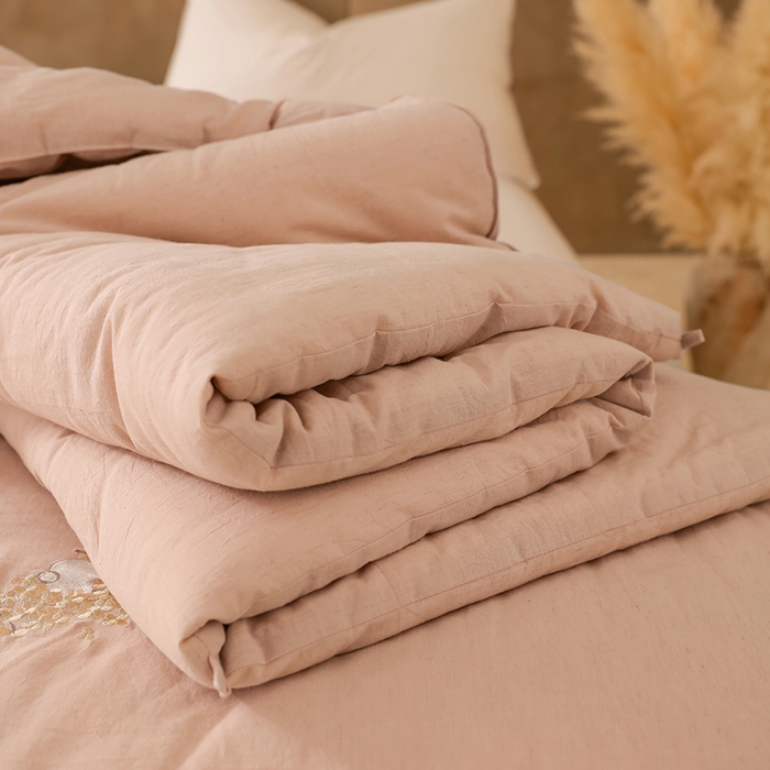 91家纺网 家纺一手货源 找家纺 麦肯锡 2025新款绣花棉麻新疆棉花四季被-花好月圆 粉色