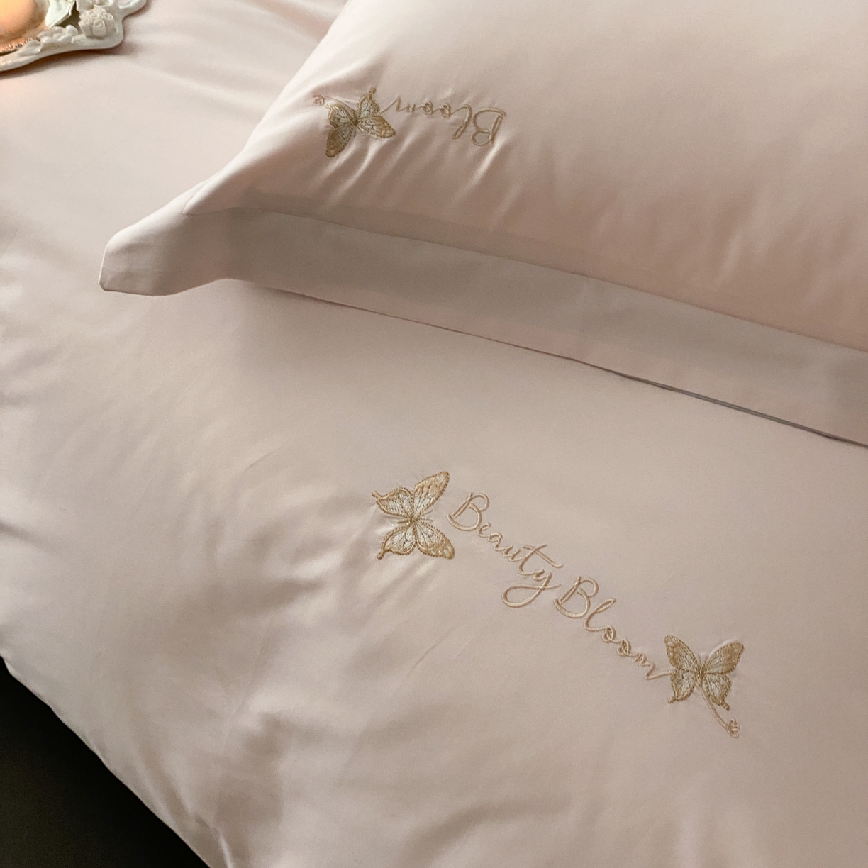 91家纺网 家纺一手货源 找家纺 （总）云栖家居 2025秋冬新款50支纯色双拼加厚全棉磨毛被套刺绣100S纯棉四件套-小蝴蝶系列