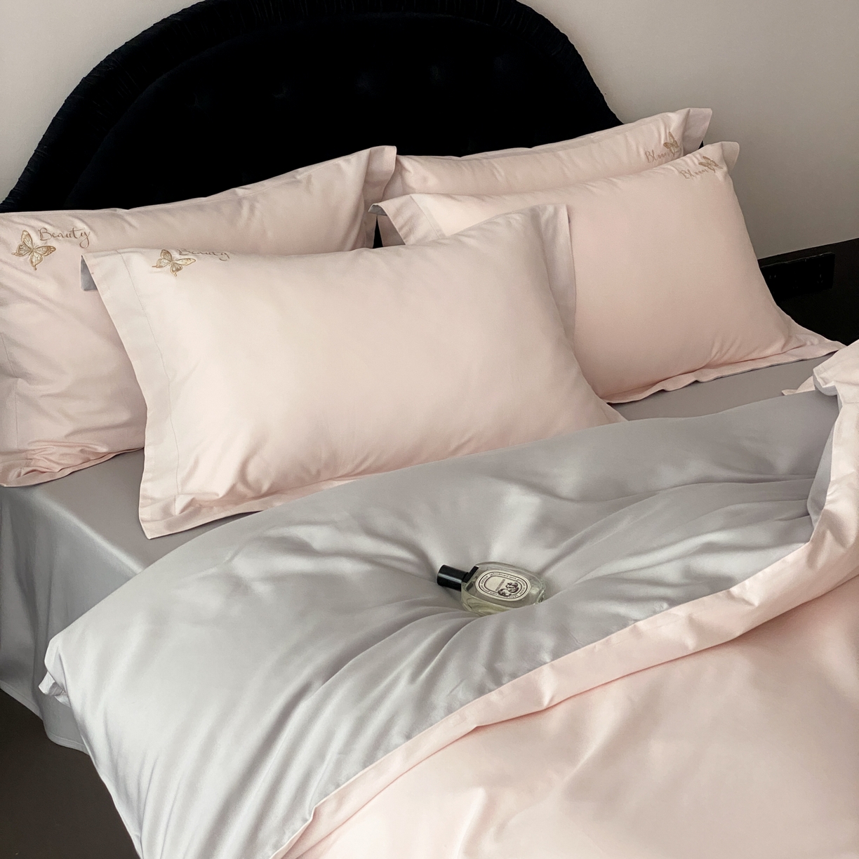 91家纺网 家纺一手货源 找家纺 （总）云栖家居 2025秋冬新款50支纯色双拼加厚全棉磨毛被套刺绣100S纯棉四件套-小蝴蝶系列