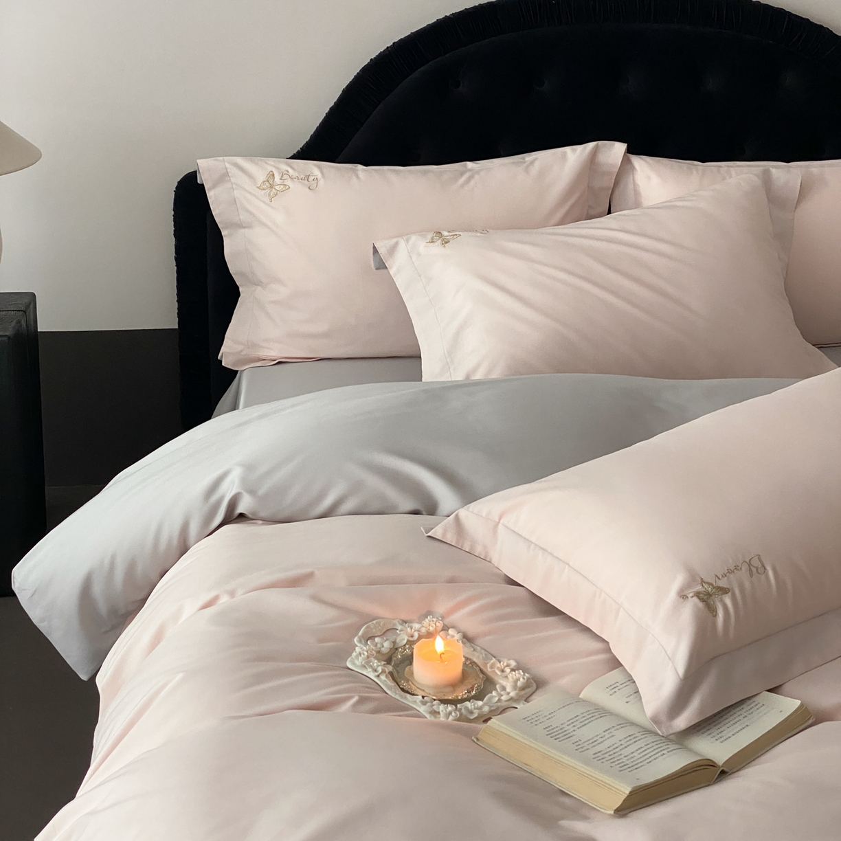 91家纺网 家纺一手货源 找家纺 云栖家居 2025秋冬新款50支纯色双拼加厚全棉磨毛被套刺绣100S纯棉四件套-小蝴蝶系列 粉灰