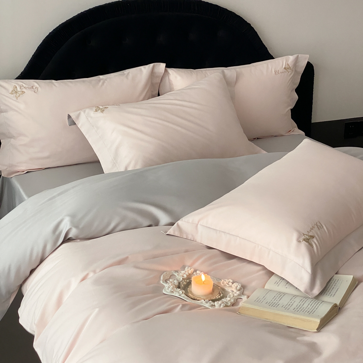 91家纺网 家纺一手货源 找家纺 云栖家居 2025秋冬新款50支纯色双拼加厚全棉磨毛被套刺绣100S纯棉四件套-小蝴蝶系列 粉灰