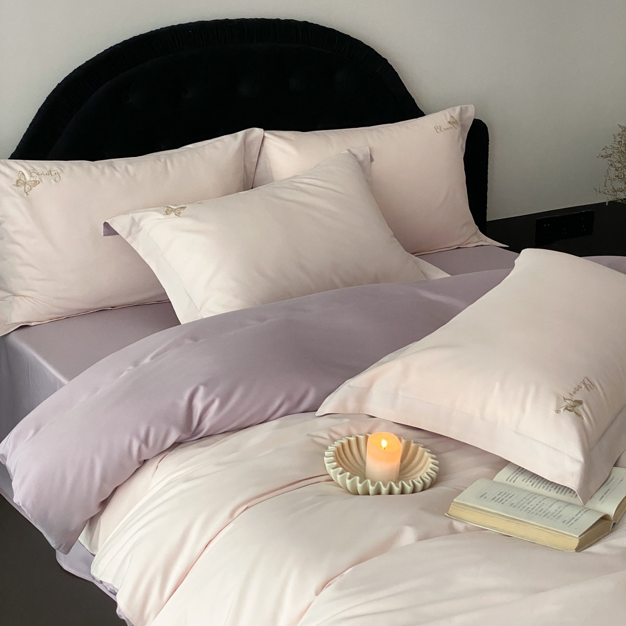 91家纺网 家纺一手货源 找家纺 云栖家居 2025秋冬新款50支纯色双拼加厚全棉磨毛被套刺绣100S纯棉四件套-小蝴蝶系列 粉紫