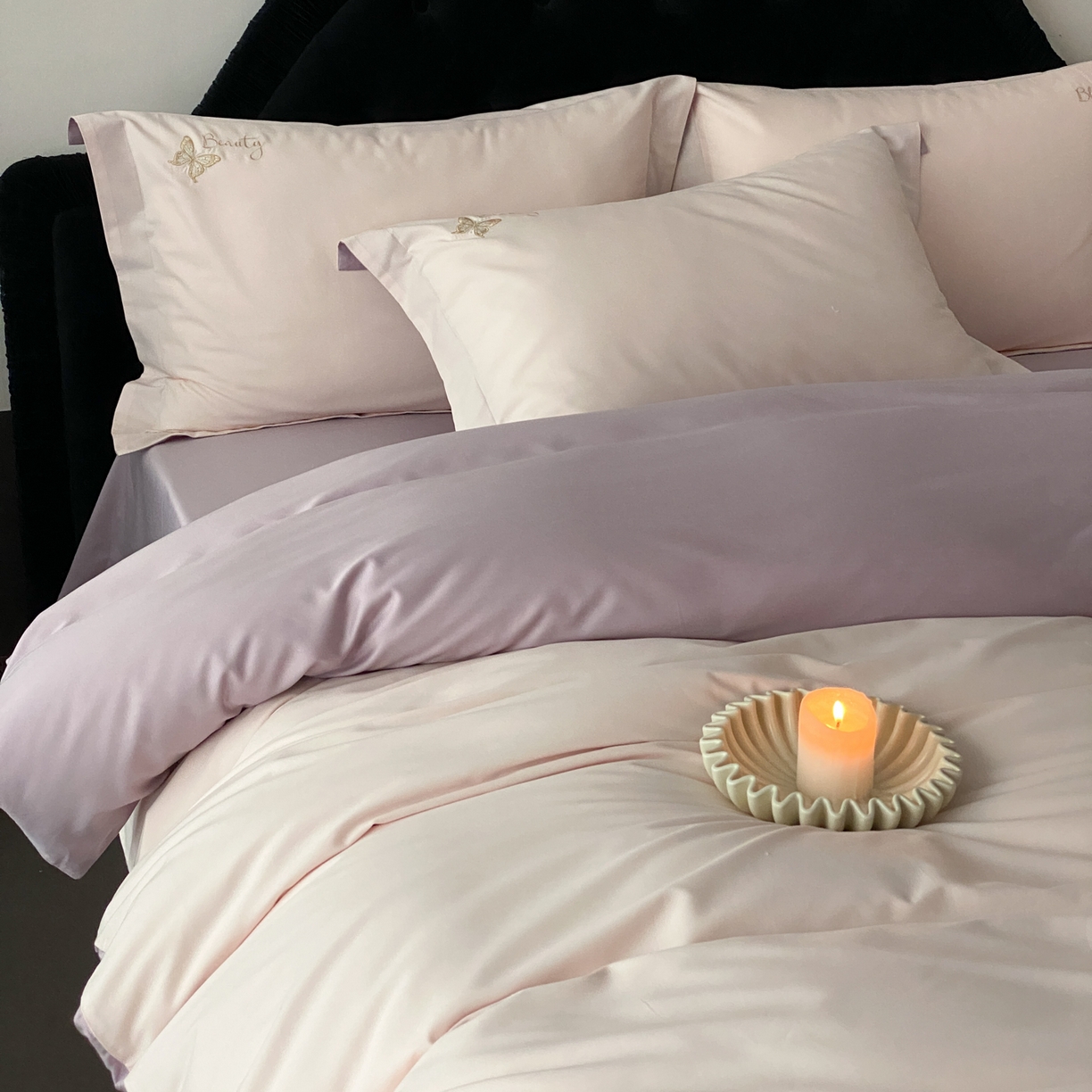 91家纺网 家纺一手货源 找家纺 云栖家居 2025秋冬新款50支纯色双拼加厚全棉磨毛被套刺绣100S纯棉四件套-小蝴蝶系列 粉紫