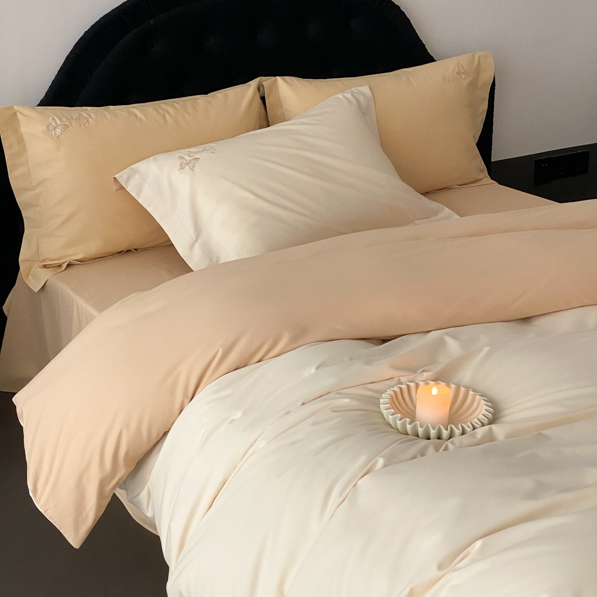 91家纺网 家纺一手货源 找家纺 云栖家居 2025秋冬新款50支纯色双拼加厚全棉磨毛被套刺绣100S纯棉四件套-小蝴蝶系列 月光黄