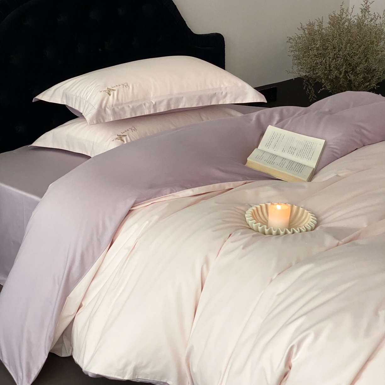 91家纺网 家纺一手货源 找家纺 云栖家居 2025秋冬新款50支纯色双拼加厚全棉磨毛被套刺绣100S纯棉四件套-小蝴蝶系列 粉紫