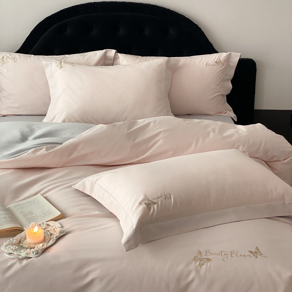 91家纺网 家纺一手货源 找家纺 云栖家居 2025秋冬新款50支纯色双拼加厚全棉磨毛被套刺绣100S纯棉四件套-小蝴蝶系列 粉灰