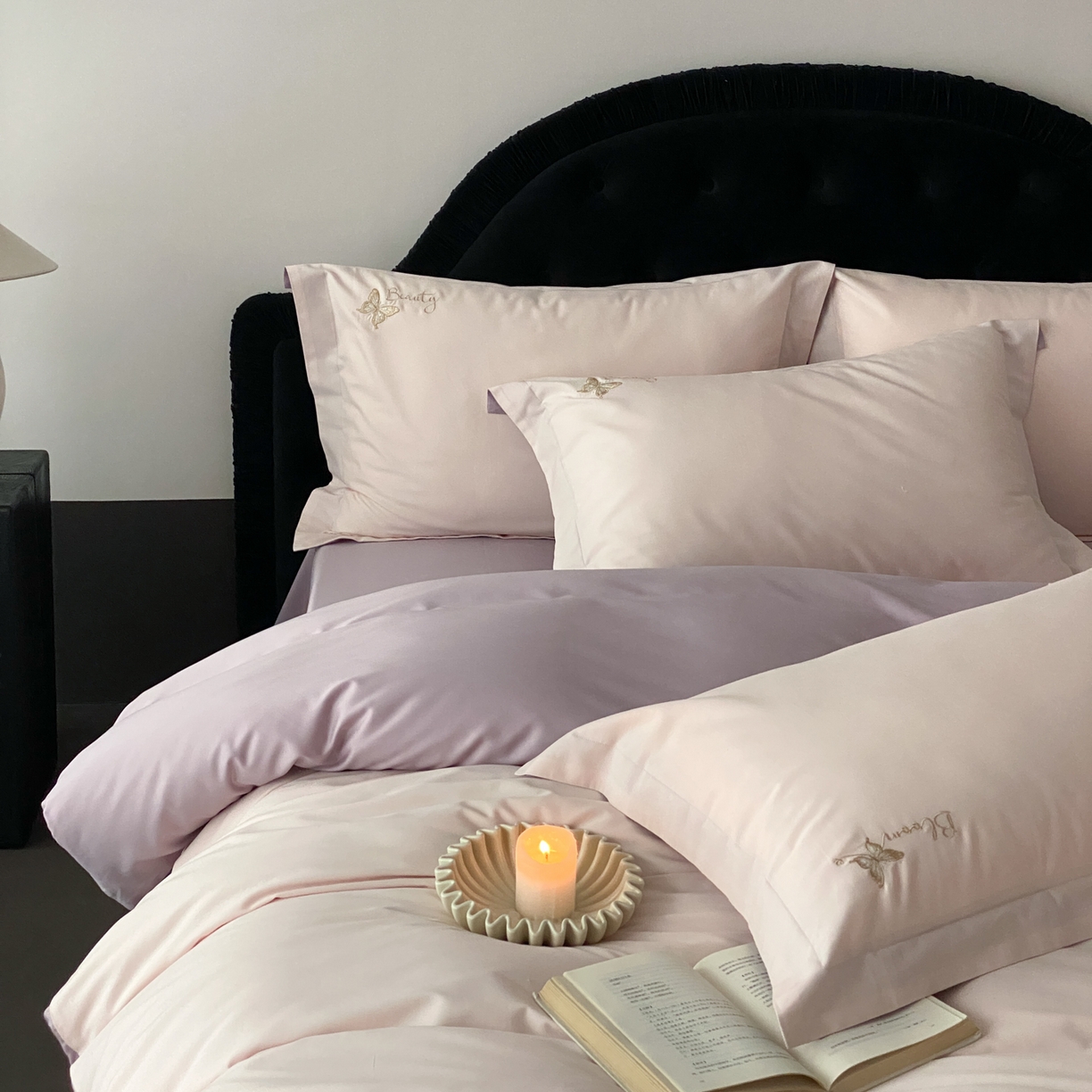 91家纺网 家纺一手货源 找家纺 云栖家居 2025秋冬新款50支纯色双拼加厚全棉磨毛被套刺绣100S纯棉四件套-小蝴蝶系列 粉紫