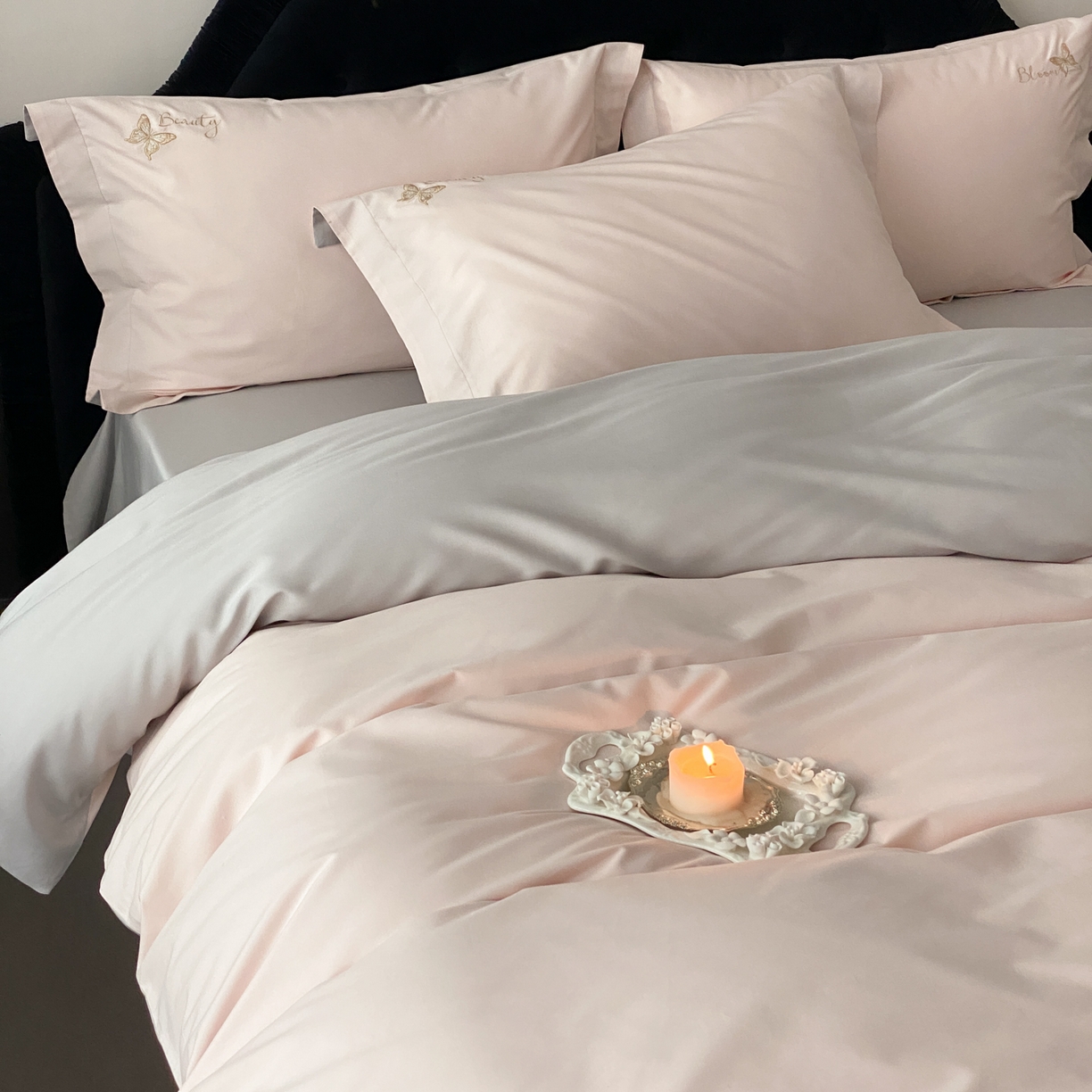 91家纺网 家纺一手货源 找家纺 云栖家居 2025秋冬新款50支纯色双拼加厚全棉磨毛被套刺绣100S纯棉四件套-小蝴蝶系列 粉灰