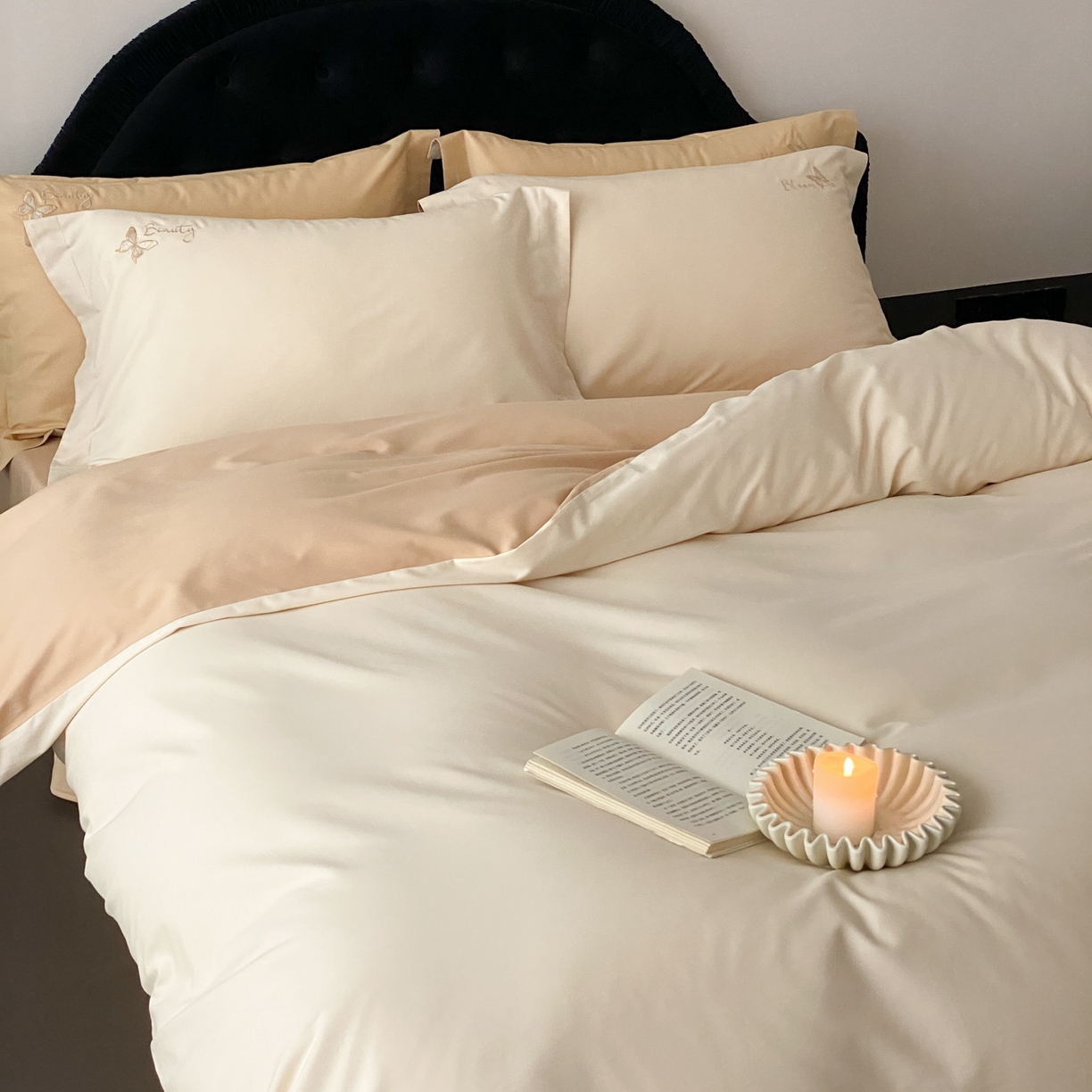 91家纺网 家纺一手货源 找家纺 云栖家居 2025秋冬新款50支纯色双拼加厚全棉磨毛被套刺绣100S纯棉四件套-小蝴蝶系列 月光黄