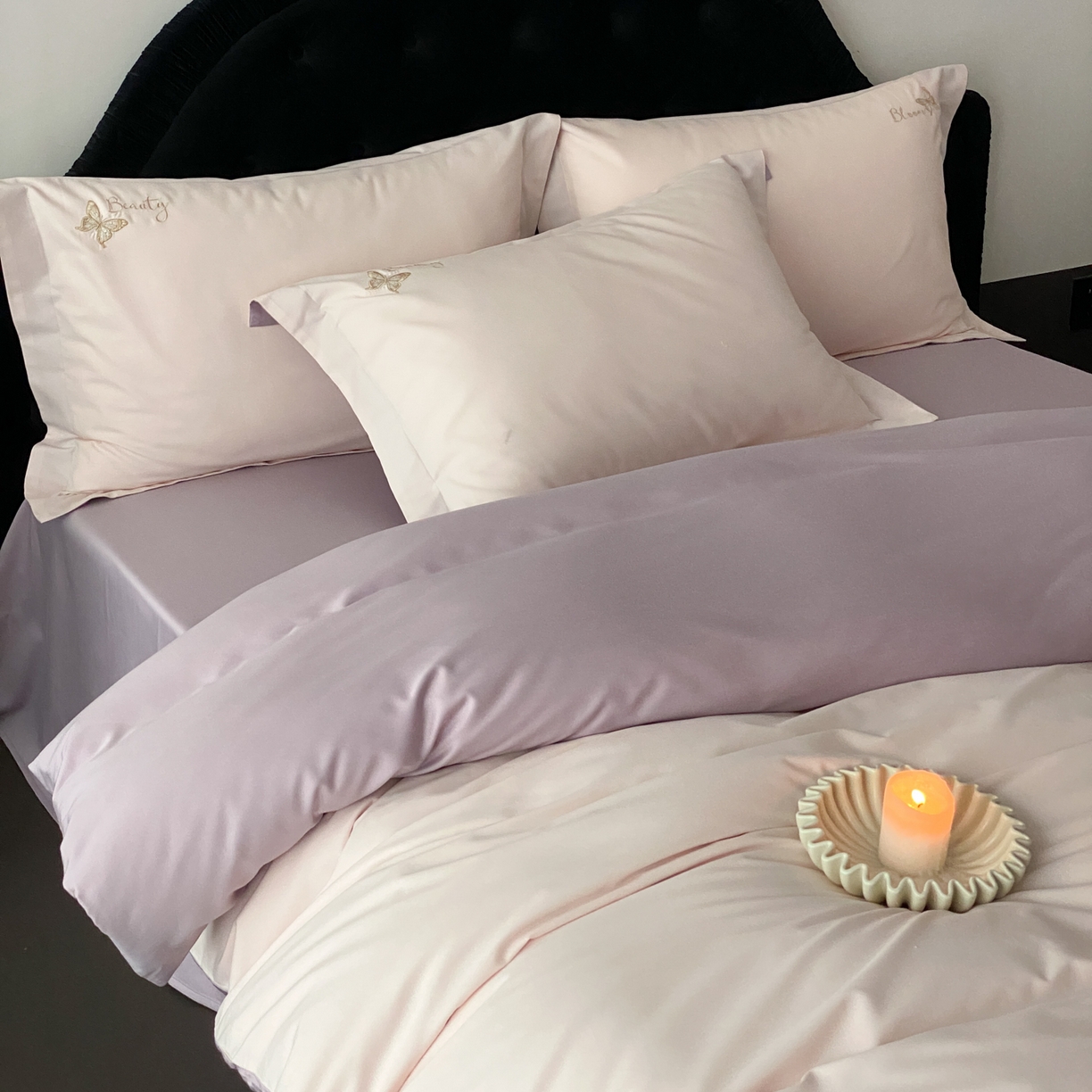 91家纺网 家纺一手货源 找家纺 云栖家居 2025秋冬新款50支纯色双拼加厚全棉磨毛被套刺绣100S纯棉四件套-小蝴蝶系列 粉紫